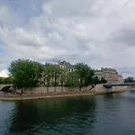 Appartement De Charme Sur L\'Ile Saint-Louis - Elegance & Authenticite Au Coeur De Paris