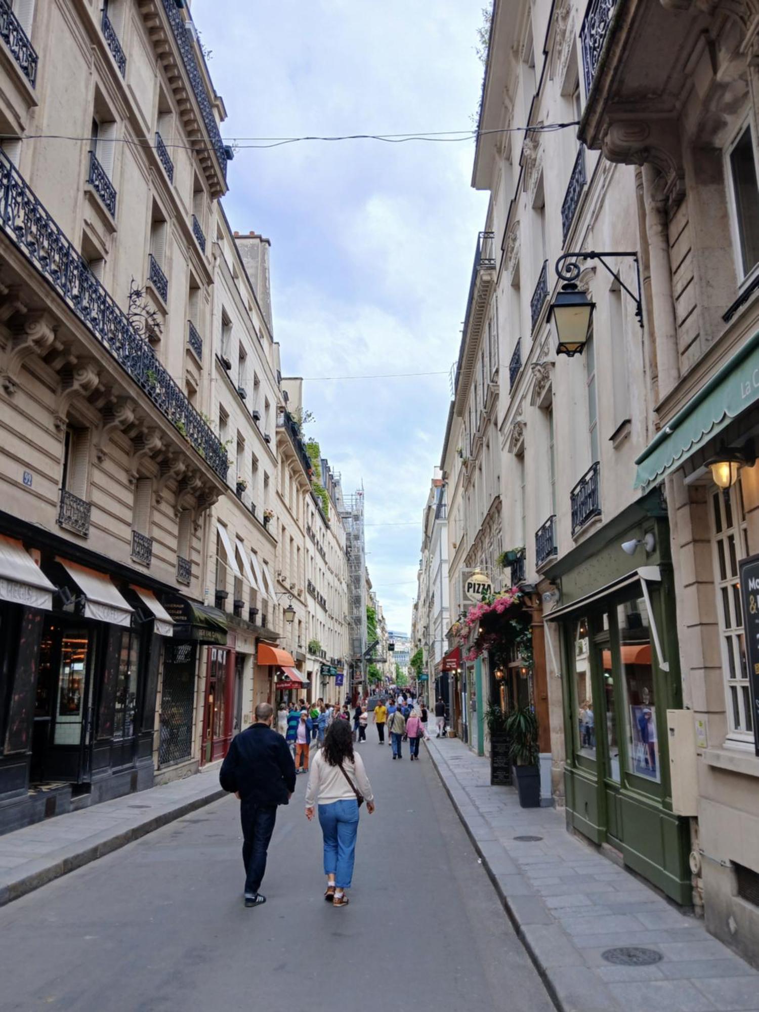 Apartment De Charme Sur L'ile Saint-louis - Elegance & Authenticite Au Coeur De *