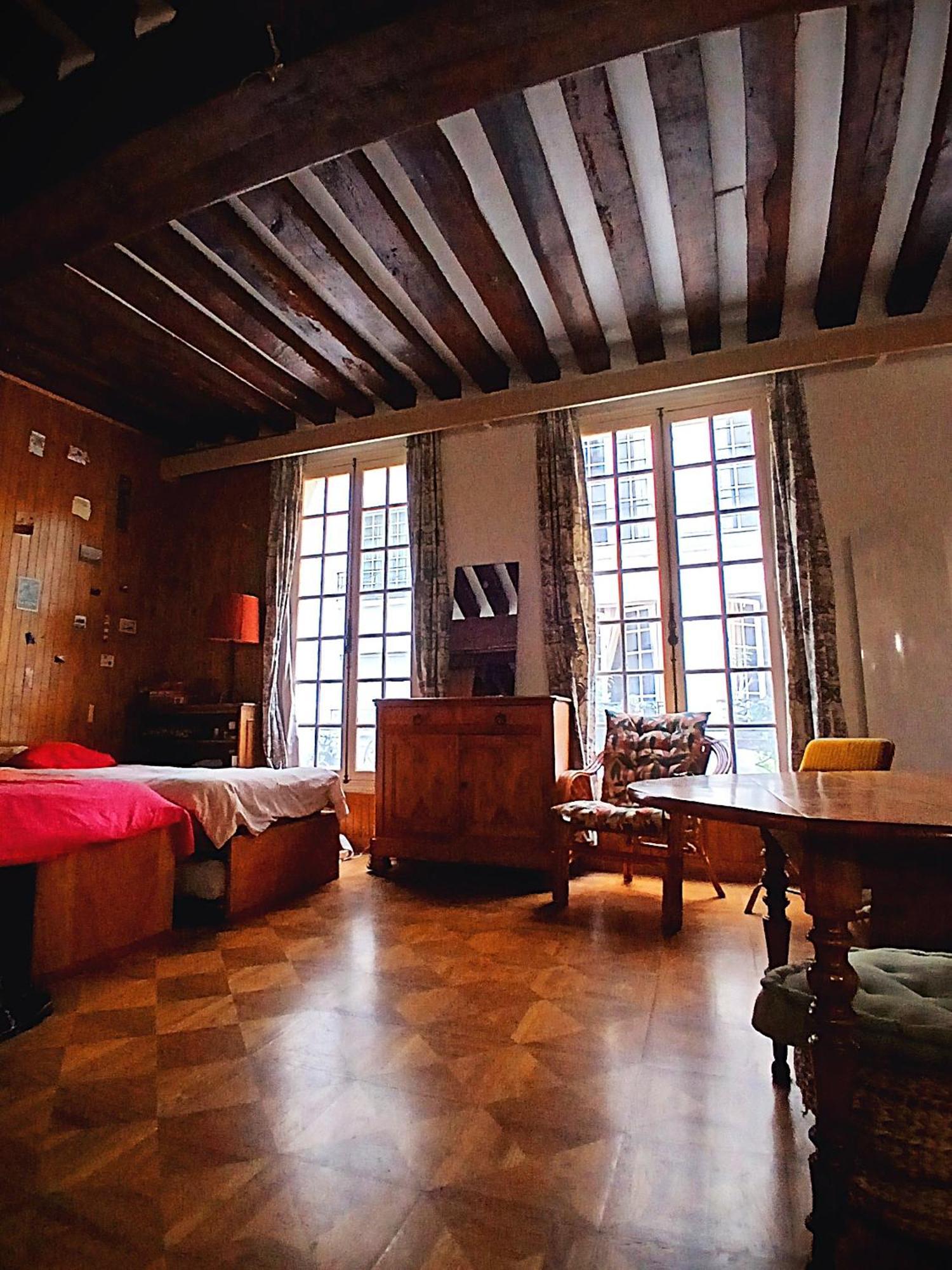 Apartment De Charme Sur L'ile Saint-louis - Elegance & Authenticite Au Coeur De